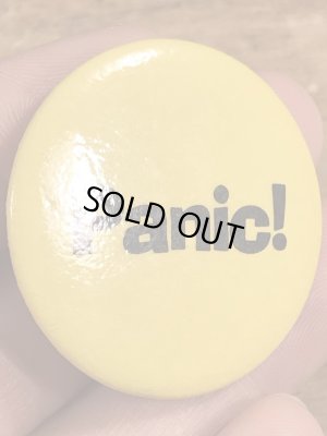 80年代頃のパニック!のメッセージが書かれたビンテージの缶バッジ