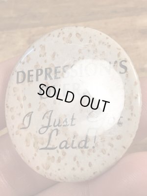 80’sのDepression's Over...のメッセージが書かれたヴィンテージの缶バッチ