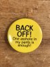 80年代頃のBack Off!...のメッセージが書かれたビンテージの缶バッジ