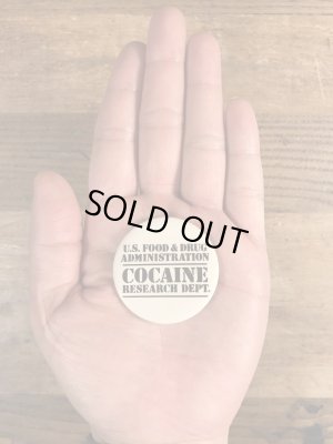 80年代頃のU.S.Food & Drug Administration Cocaine Research Dept.のメッセージが書かれたビンテージの缶バッジ