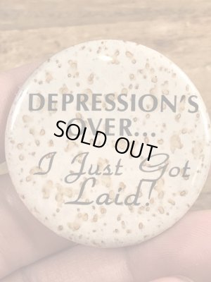 80年代頃のDepression's Over...のメッセージが書かれたビンテージの缶バッジ