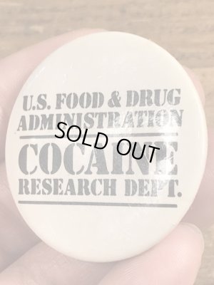 80’sのU.S.Food & Drug Administration Cocaine Research Dept.のメッセージが書かれたヴィンテージの缶バッチ