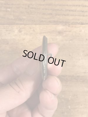 80年代頃のSame Shit Different Dayのメッセージが書かれたビンテージの缶バッジ