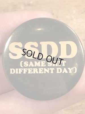 80年代頃のSame Shit Different Dayのメッセージが書かれたビンテージの缶バッジ