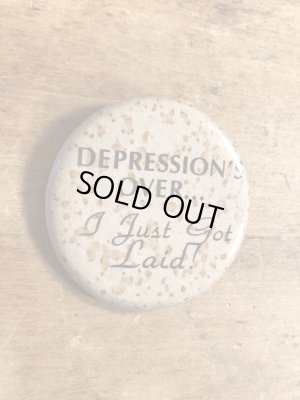 80年代頃のDepression's Over...のメッセージが書かれたビンテージの缶バッジ