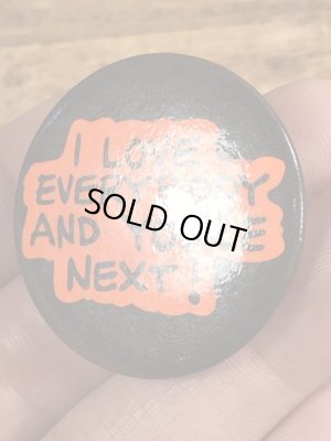 80'sのI Love Everybody And You're Next!のメッセージが書かれたビンテージの缶バッジ