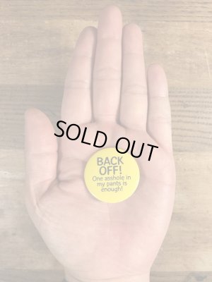 80年代頃のBack Off!...のメッセージが書かれたビンテージの缶バッジ