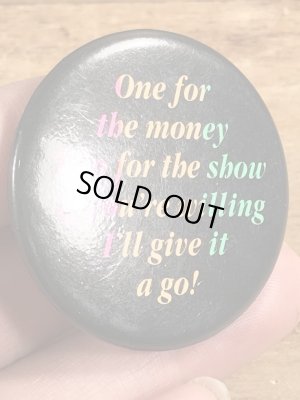 80年代頃のOne For The Money Two For The Show...のメッセージが書かれたビンテージの缶バッジ