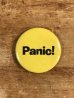 80年代頃のパニック！のメッセージが書かれたビンテージの缶バッジ