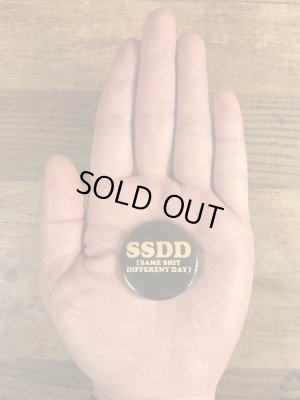 80’sのSame Shit Different Dayのメッセージが書かれたヴィンテージの缶バッチ