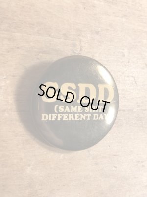 80年代頃のSame Shit Different Dayのメッセージが書かれたビンテージの缶バッジ