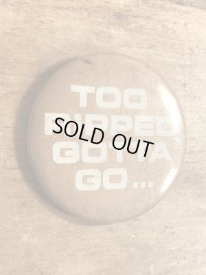 80年代頃のToo Ripped Gotta Go...のメッセージが書かれたヴィンテージの缶バッチ