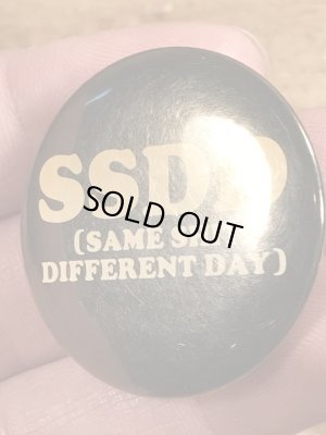 80’sのSame Shit Different Dayのメッセージが書かれたヴィンテージの缶バッチ