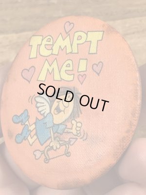 80’sのHallmark社製のTempt Me!のメッセージが書かれたヴィンテージの缶バッチ