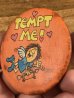 80’sのHallmark社製のTempt Me!のメッセージが書かれたヴィンテージの缶バッチ