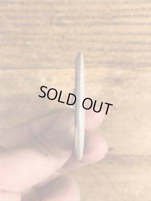 80年代頃のYouth Is Wasted On The Young.のメッセージが書かれたヴィンテージの缶バッチ