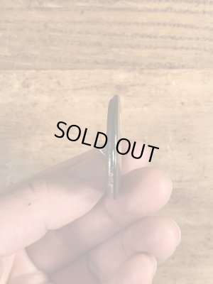 80年代頃のSame Shit Different Dayのメッセージが書かれたビンテージの缶バッジ