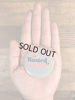 80年代頃のYouth Is Wasted On The Young.のメッセージが書かれたヴィンテージの缶バッチ