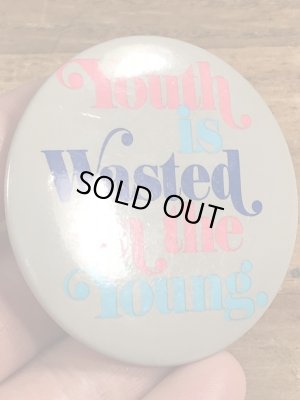 80年代頃のYouth Is Wasted On The Young.のメッセージが書かれたヴィンテージの缶バッチ