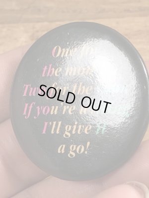 80’sのOne For The Money Two For The Show...のメッセージが書かれたヴィンテージの缶バッチ