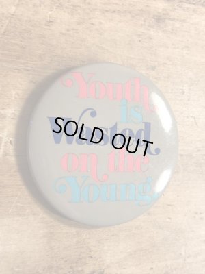 80年代頃のYouth Is Wasted On The Young.のメッセージが書かれたヴィンテージの缶バッチ