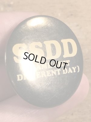 80年代頃のSame Shit Different Dayのメッセージが書かれたビンテージの缶バッジ