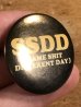 80年代頃のSame Shit Different Dayのメッセージが書かれたビンテージの缶バッジ