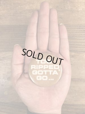 80年代頃のToo Ripped Gotta Go...のメッセージが書かれたヴィンテージの缶バッチ