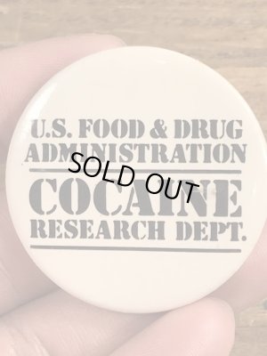 80年代頃のU.S.Food & Drug Administration Cocaine Research Dept.のメッセージが書かれたビンテージの缶バッジ