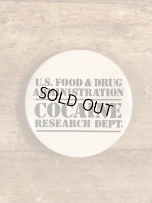 80年代頃のU.S.Food & Drug Administration Cocaine Research Dept.のメッセージが書かれたビンテージの缶バッジ