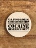 80年代頃のU.S.Food & Drug Administration Cocaine Research Dept.のメッセージが書かれたビンテージの缶バッジ