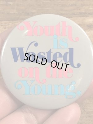 80年代頃のYouth Is Wasted On The Young.のメッセージが書かれたヴィンテージの缶バッチ