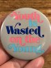 80年代頃のYouth Is Wasted On The Young.のメッセージが書かれたヴィンテージの缶バッチ