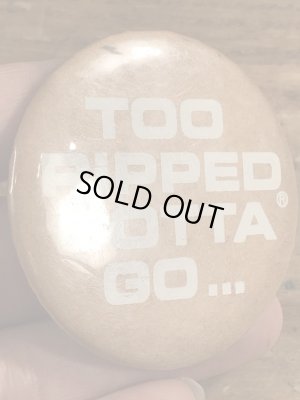 80年代頃のToo Ripped Gotta Go...のメッセージが書かれたヴィンテージの缶バッチ