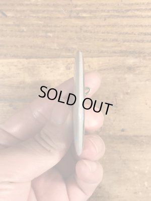 80年代頃のYouth Is Wasted On The Young.のメッセージが書かれたヴィンテージの缶バッチ