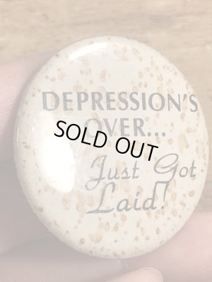 80年代頃のDepression's Over...のメッセージが書かれたビンテージの缶バッジ