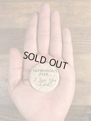 80年代頃のDepression's Over...のメッセージが書かれたビンテージの缶バッジ