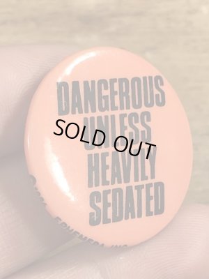 80年代頃のDangerous Unless Heavily Sedatedのメッセージが書かれたヴィンテージの缶バッチ