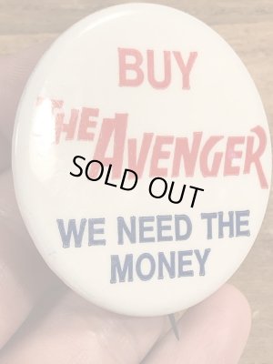 60~70年代頃のBuy The Avenger We Need The Moneyのメッセージが書かれたビンテージの缶バッジ