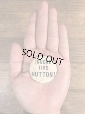 60年代頃のIgnore This Button!のメッセージが書かれたビンテージの缶バッチ