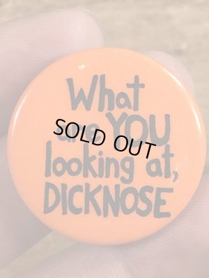 80年代頃のWhat Are You Looking At, Dicknoseのメッセージが書かれたビンテージの缶バッジ