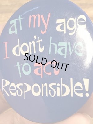 80'sのAt My Age I Don't Have To Act Responsible!のメッセージが書かれたヴィンテージの缶バッチ