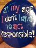 80'sのAt My Age I Don't Have To Act Responsible!のメッセージが書かれたヴィンテージの缶バッチ