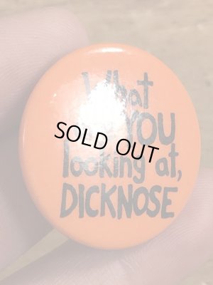 80年代頃のWhat Are You Looking At, Dicknoseのメッセージが書かれたビンテージの缶バッジ