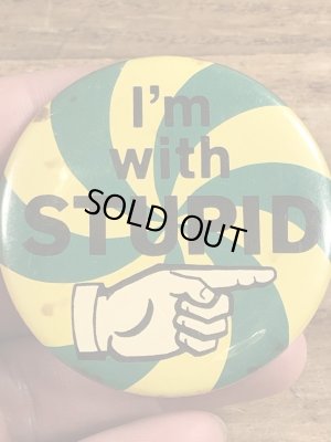 80年代頃のI'm With Stupidのメッセージが書かれたヴィンテージの缶バッチ