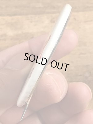 60~70年代頃のBuy The Avenger We Need The Moneyのメッセージが書かれたビンテージの缶バッジ