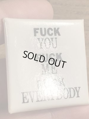 80年代頃のFuck You Fuck Me Fuck Everybodyのメッセージが書かれたヴィンテージの缶バッチ