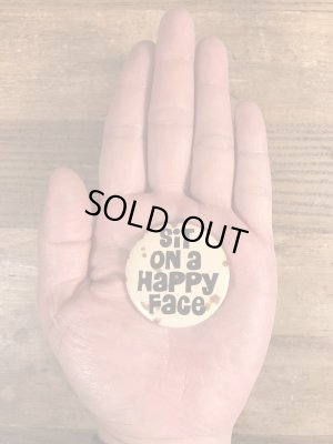 80年代頃のSit On A Happy Faceのメッセージが書かれたビンテージの缶バッジ