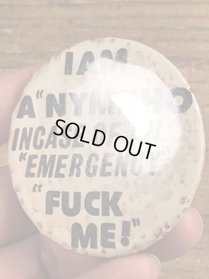 80's のI Am A Nympho Incase Of An... のメッセージが書かれたビンテージの缶バッジ