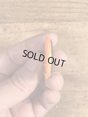 80年代頃のWhat Are You Looking At, Dicknoseのメッセージが書かれたビンテージの缶バッジ